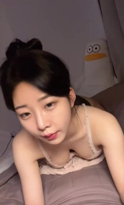 E Gái Xinh Loli mình dây ngây thơ, Khoe vú trên live tiktok hot Douyin cực nứng